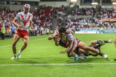St. Helens 'li Tristan Sailor, 20 Haziran 2025' te St Helens - Leeds Rhinos maçında St Helens - St Helens Stadyumu, St Helens, İngiltere Süper Lig karşılaşmasında bir deneme için sahaya çıkıyor.