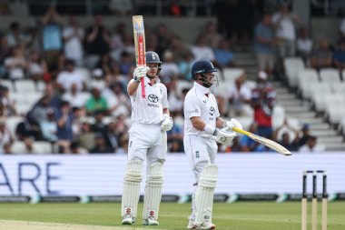 İngiltere 'nin Ollie Pope' u 1. Rothesay Test Maçı 2. Gün 'de Hindistan' a karşı Headingley Kriket Sahası 'nda (Leeds, İngiltere, 21 Haziran 2025) yarım yüzyıl (50 koşu) kutluyor.