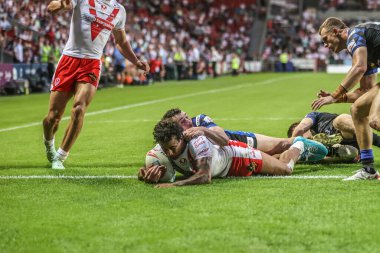 St. Helens 'li Tristan Sailor, 20 Haziran 2025' te St Helens - Leeds Rhinos maçında St Helens - St Helens Stadyumu, St Helens, İngiltere Süper Lig karşılaşmasında bir deneme için sahaya çıkıyor.