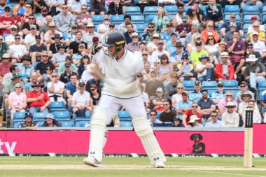 İngiltere kaptanı Ben Stokes topu Hindistan 'ın Rishabh Pant' ının elinden aldı ve 1. Rothesay Test Maçı 'nda yakalandı. 3. Gün İngiltere Hindistan' a karşı Headingley Kriket Sahası, Leeds, Birleşik Krallık, 22 Haziran 2025