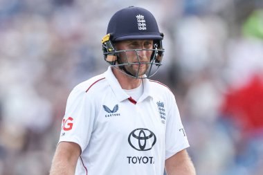 İngiltere 'nin kederli Joe Root' u, 1. Rothesay Test Maçı 2. İngiltere Hindistan 'a karşı Headingley Cricket Ground, Leeds, İngiltere 21 Haziran 2025' de kaybedildikten sonra oyun alanından ayrıldı.