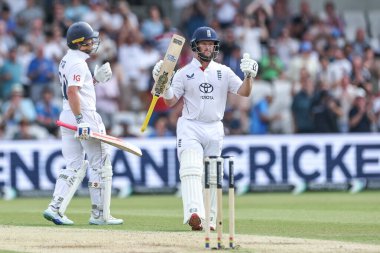 İngiltere 'den Ben Duckett, 1. Rothesay Test Maçı' nda (50 koşu) yarım yüzyılı (50 koşu) kutluyor.