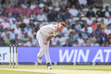 İngiltere 'den Brydon Carse topu 1. Rothesay Deneme Maçı' nda Hindistan 'a karşı Headingley Kriket Sahası, Leeds, Birleşik Krallık, 20 Haziran 2025' de veriyor.