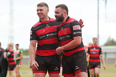 Barrow Raiders 'dan Brad Walker ve Barrow Raiders' dan Ellis Robson Betfred Şampiyonası maçından sonra Hunslet RLFC, South Leeds Stadyumu 'nda Barrow Raiders' a karşı, 22 Haziran 2025