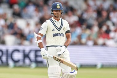 Hintli Yashasvi Jaiswal, 1. Rothesay Test Maçı, 3. Gün İngiltere Hindistan 'a karşı Headingley Kriket Sahası, Leeds, İngiltere, 22 Haziran 2025' de görevden alındıktan sonra oyun alanından ayrıldı.