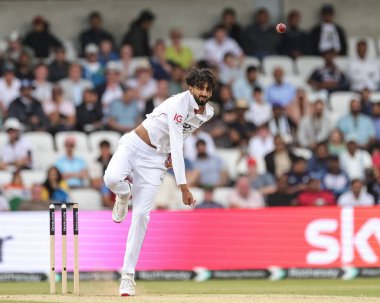 İngiltere 'den Shoaib Bashir topu 1. Rothesay Test Maçı' nda, 3. Gün İngiltere Hindistan 'a karşı Headingley Cricket Ground, Leeds, Birleşik Krallık, 22 Haziran 2025' de veriyor.