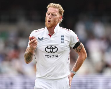 İngiltere kaptanı Ben Stokes, 1. Rothesay Deneme Maçı 'nda topla tepki veriyor. 3. Gün İngiltere Hindistan' a karşı Headingley Kriket Sahası, Leeds, İngiltere, 22 Haziran 2025