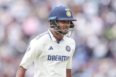 Hindistan 'dan üzgün bir Sai Sudharsan 1. Rothesay Deneme Maçı' nda görevden alındıktan sonra sahadan ayrıldı. 3. Gün Hindistan 'a karşı Headingley Kriket Sahası, Leeds, Birleşik Krallık, 22 Haziran 2025