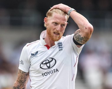 İngiltere kaptanı Ben Stokes, 1. Rothesay Test Maçı 'nda saçını geriye çekiyor. 3. Gün İngiltere Hindistan' a karşı Headingley Kriket Sahası, Leeds, Birleşik Krallık, 22 Haziran 2025