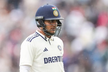 Hindistan kaptanı Shubman Gill yağmur durduğunda sahadan ayrılıyor ve 1. Rothesay Test Maçı 'nda 2. gün, 3. Gün İngiltere Hindistan' a karşı Headingley Kriket Sahası, Leeds, Birleşik Krallık, 22 Haziran 2025