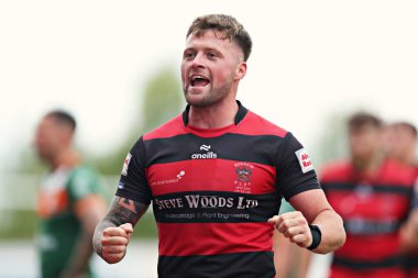 Barrow Raiders 'dan Ryan Johnston, 22 Haziran 2025' te Güney Leeds Stadyumu 'nda oynanan Betfred Şampiyonası maçından sonra taraftarları alkışlıyor.