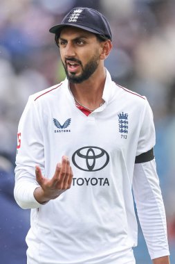 İngiltere 'nin Shoaib Bashir' i yağmur durduğunda 1. Rothesay Test Maçı 'nda 2. gün, 3. Gün Hindistan' a karşı Headingley Kriket Sahası, Leeds, Birleşik Krallık, 22 Haziran 2025