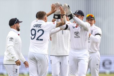 İngiltere 'den Brydon Carse, 1. Rothesay Test Maçı' nda Hintli Yashasvi Jaiswal 'ın kalesini kutluyor. 3. Gün Hindistan' a karşı Headingley Kriket Sahası, Leeds, Birleşik Krallık, 22 Haziran 2025