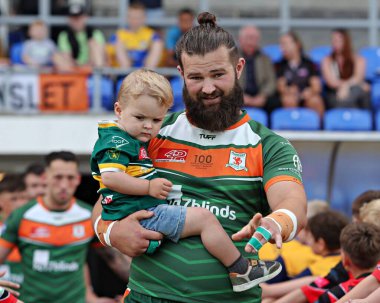 Hunslet RLFC 'den Harvey Hallas, 22 Haziran 2025' te Güney Leeds Stadyumu 'nda Hunslet RLFC ile Barrow Raiders arasındaki Betfred Şampiyonluk maçından önce ayrıldı.