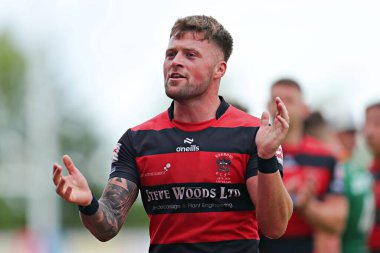 Barrow Raiders 'dan Ryan Johnston, 22 Haziran 2025' te Güney Leeds Stadyumu 'nda oynanan Betfred Şampiyonası maçından sonra taraftarları alkışlıyor.