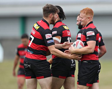 Barrow Raiders takımından Josh Wood, 22 Haziran 2025 'te Güney Leeds Stadyumu' nda oynanan Betfred RLFC vs Barrow Raiders maçında denemesini kutluyor.