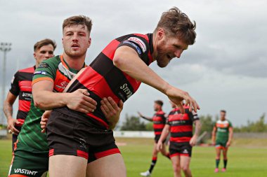 Barrow Raiders 'dan Ryan Shaw, 22 Haziran 2025' te Güney Leeds Stadyumu 'nda Hunslet RLFC ile Barrow Raiders arasındaki Betfred Şampiyonluk maçında denemesini kutluyor.