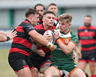 Barrow Raiders takımından Josh Ward, 22 Haziran 2025 'te Güney Leeds Stadyumu' nda Hunslet RLFC 'nin Barrow Raiders' a karşı oynadığı maçta Barrow Raiders takımından Tom Walker 'a karşı.