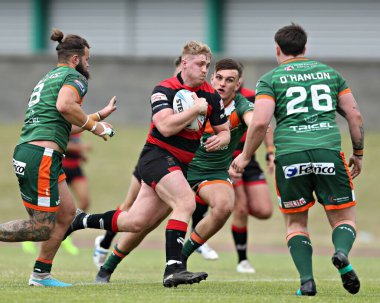 Barrow Raiders takımından Aaron Smith, 22 Haziran 2025 'te Güney Leeds Stadyumu' nda Hunslet RLFC 'nin Barrow Raiders' a karşı oynadığı Betfred Şampiyonluk maçında öne doğru koşuyor.