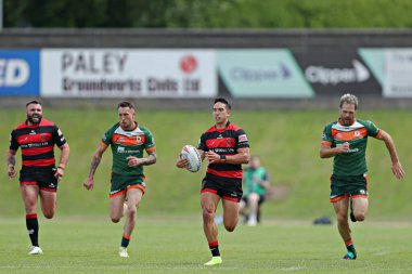 Barrow Raiders takımından Tee Ritson, 22 Haziran 2025 'te Güney Leeds Stadyumu' nda Hunslet RLFC ile Barrow Raiders arasındaki Betfred Şampiyonluk maçında ilk hamlesini yaptı.