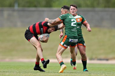 Hunslet RLFC takımından Coby Nichol, 22 Haziran 2025 'te Güney Leeds Stadyumu' nda oynanan Betfred Şampiyonası karşılaşmasında Barrow Raiders takımından Shane Toal 'ı yendi.