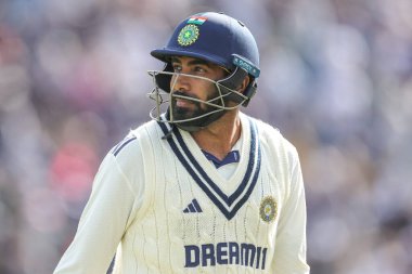 Hintli Jasprit Bumrah, 1. Rothesay Test Günü 4. Maç sırasında Headingley Cricket Ground, Leeds, Birleşik Krallık, 23 Haziran 2025 'te Hindistan maçında görevden alındıktan sonra oyun alanından ayrıldı.