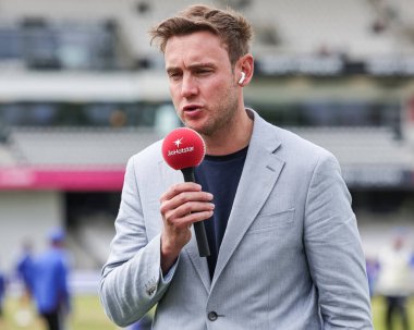 Stuart Broad, 1. Rothesay Test Maçı 'nda maç öncesi ısınma oturumunda sunar. 5. İngiltere Hindistan' a karşı Headingley Kriket Sahası, Leeds, Birleşik Krallık, 24 Haziran 2025