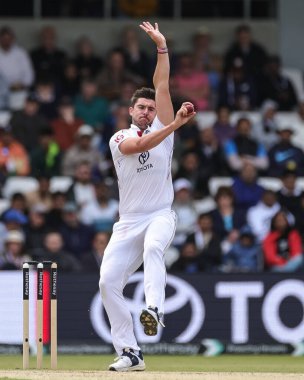 1. Rothesay Test Günü 'nde İngiltere' ye karşı Headingley Kriket Sahası, Leeds, Birleşik Krallık, 23 Haziran 2025 'te oynanan karşılaşma sırasında İngiltere' nin Josh Dili