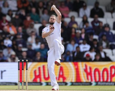 İngiltere 'den Chris Woakes topu 1. Rothesay Test Günü' nde 4. Maç sırasında Headingley Cricket Ground, Leeds, Birleşik Krallık, 23 Haziran 2025 'te Hindistan' a karşı İngiltere maçında veriyor.