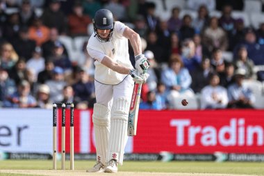 Zak Crawley, 1. Rothesay Test Günü 'nde İngiltere' yi iki koşu farkla geride bırakıyor. 4. Maç İngiltere ile Hindistan maçı. Headingley Cricket Ground, Leeds, İngiltere, 23 Haziran 2025