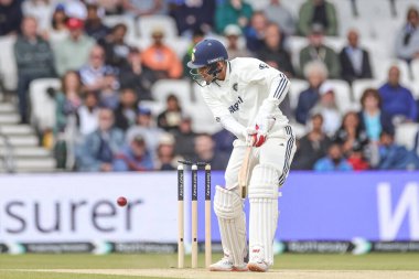 Hindistan kaptanı Shubman Gill, 1. Rothesay Test Günü 'nde İngiliz Brydon Carse tarafından Headingley Cricket Ground, Leeds, Birleşik Krallık' ta oynanan karşılaşmada şaşkına çevrildi.