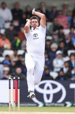 1. Rothesay Test Günü 'nde İngiltere' ye karşı Headingley Kriket Sahası, Leeds, Birleşik Krallık, 23 Haziran 2025 'te oynanan karşılaşma sırasında İngiltere' nin Josh Dili