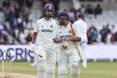 Hindistan 'dan KL Rahul, 1. Rothesay Test Günü' nde Hindistan 'ın Headingley Cricket Ground, Leeds, Birleşik Krallık, 23 Haziran 2025' te oynanan karşılaşmasında takım arkadaşı Rishabh Pant 'ın sırtını sıvazladı.