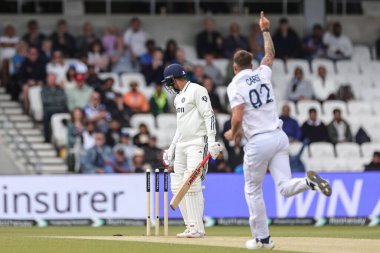 Hindistan kaptanı Shubman Gill, 1. Rothesay Test Günü 'nde İngiliz Brydon Carse tarafından Headingley Cricket Ground, Leeds, Birleşik Krallık' ta oynanan karşılaşmada şaşkına çevrildi.