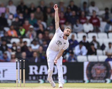 İngiltere 'den Chris Woakes topu 1. Rothesay Test Günü' nde 4. Maç sırasında Headingley Cricket Ground, Leeds, Birleşik Krallık, 23 Haziran 2025 'te Hindistan' a karşı İngiltere maçında veriyor.