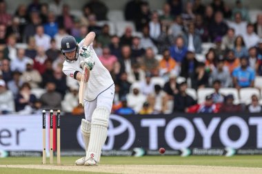 İngiltere 'den Zak Crawley, 1. Rothesay Test Maçı' nda bir koşu için topa vuruyor. 5. İngiltere, Hindistan 'a karşı Headingley Kriket Sahası, Leeds, Birleşik Krallık, 24 Haziran 2025