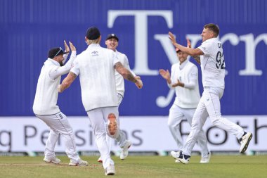 İngiliz Brydon Carse, Hindistan kaptanı Shubman Gill 'in kalesini 1. Rothesay Test Günü' nde takım arkadaşlarıyla kutluyor. Maç İngiltere 'ye karşı Hindistan - Headingley Kriket Sahası, Leeds, Birleşik Krallık, 23 Haziran 2025