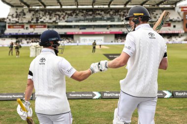İngiltere 'den Ben Duckett ve İngiltere' den Zak Crawley, İngiltere 'nin Headingley Kriket Sahası, Leeds, Birleşik Krallık' ta oynadığı 1. Rothesay Test Maçı 5.