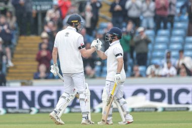 İngiltere 'den Zak Crawley, 1. Rothesay Test Maçı' nda İngiltere 'nin Hindistan' a açtığı Headingley Cricket Ground, Leeds, Birleşik Krallık, 24 Haziran 2025 'de Ben Duckett ile yarım yüzyıl kutluyor.