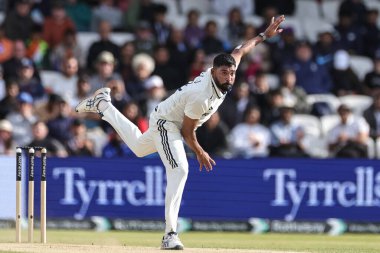 Hindistan 'dan Mohammad Siraj topu 1. Rothesay Test Günü' nde 4. Maç 'ta Hindistan' a karşı Headingley Kriket Sahası, Leeds, Birleşik Krallık 'ta 23 Haziran 2025' de veriyor.