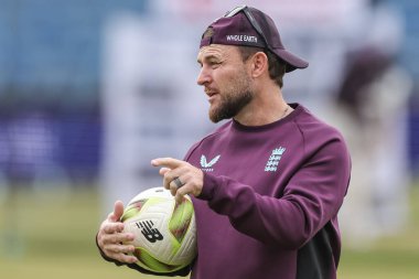 İngiltere 'nin baş antrenörü Brendon McCullum, İngiltere' nin Headingley Cricket Ground, Leeds, Birleşik Krallık 'ta oynanan 1. Rothesay Test Maçı 5.