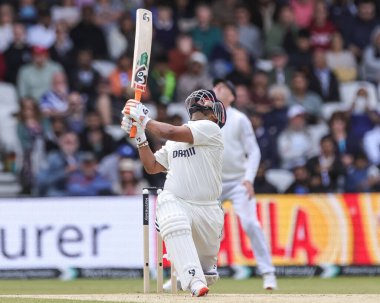 Hindistan 'dan Rishabh Pant topa yüksek vuruyor, ama 1. Rothesay Test Günü' nde 4 puan alıyor. 4. Maç Hindistan 'a karşı Headingley Kriket Sahası, Leeds, Birleşik Krallık, 23 Haziran 2025