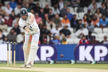 İngiltere 'den Zak Crawley, 1. Rothesay Test Maçı' nda bir koşu için topa vuruyor. 5. İngiltere, Hindistan 'a karşı Headingley Kriket Sahası, Leeds, Birleşik Krallık, 24 Haziran 2025