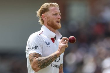 İngiltere kaptanı Ben Stokes, 1. Rothesay Test Günü 4. Maç sırasında topla Hindistan 'a karşı Headingley Kriket Sahası, Leeds, Birleşik Krallık, 23 Haziran 2025