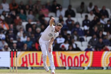 İngiltere 'den Chris Woakes topu 1. Rothesay Test Günü' nde 4. Maç sırasında Headingley Cricket Ground, Leeds, Birleşik Krallık, 23 Haziran 2025 'te Hindistan' a karşı İngiltere maçında veriyor.