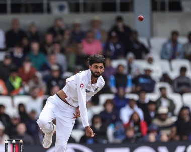 İngiltere 'den Shoaib Bashir topu 1. Rothesay Test Günü' nde veriyor. 4. Maç Maçı 'nda Hindistan' a karşı Headingley Kriket Sahası, Leeds, Birleşik Krallık, 23 Haziran 2025