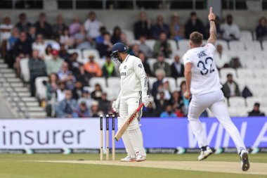 Hindistan kaptanı Shubman Gill, 1. Rothesay Test Günü 'nde İngiliz Brydon Carse tarafından Headingley Cricket Ground, Leeds, Birleşik Krallık' ta oynanan karşılaşmada şaşkına çevrildi.
