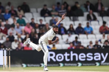 Hintli Mohammad Siraj topu 1. Rothesay Test Maçı 'nda veriyor. 5. İngiltere Hindistan' a karşı Headingley Kriket Sahası, Leeds, Birleşik Krallık, 24 Haziran 2025