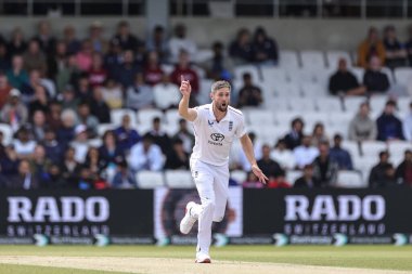 İngiliz Chris Woakes, 1. Rothesay Test Günü 'nde Hindistan' ın Headingley Cricket Ground, Leeds, İngiltere maçında topu Hintli KL Rahul 'a teslim ettikten sonra tepki gösterdi.