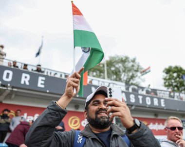 1. Rothesay Test Maçı 'nda ısınma oturumunu izleyen taraftarlar 5. İngiltere Hindistan' a karşı Headingley Kriket Sahası, Leeds, Birleşik Krallık, 24 Haziran 2025